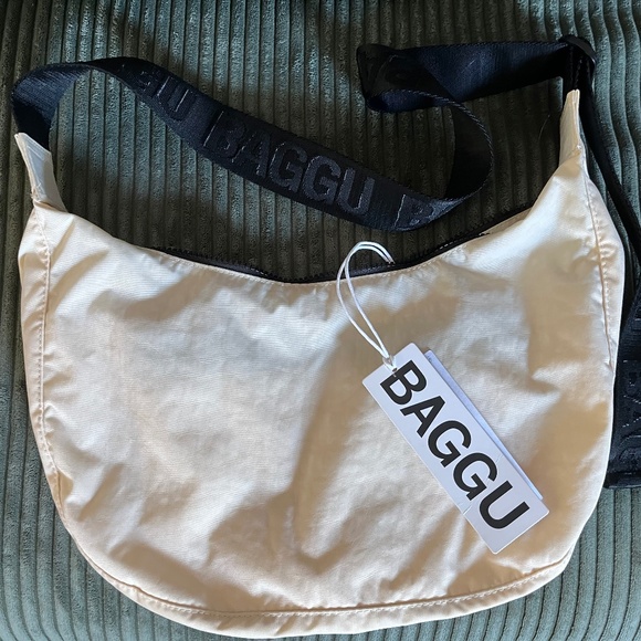 NWT BAGGU UO Exclusive Cherub Embroidered Medium Nylon Crescent Bag - Picture 2 of 2